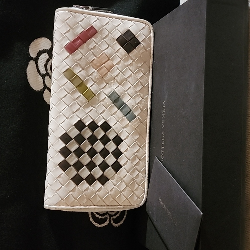 Authentic Bottega Veneta Zippy Nappa Leather Wallet Excellent Condition With Box